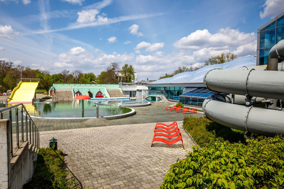 Noch geschlossen ist auch das Georg-Arnhold-Bad. Die gültige Corona-Schutzverordnung erlaubt bis Ende Mai keine Öffnung von Freibädern, Schwimmhallen und Saunen für die breite Öffentlichkeit.