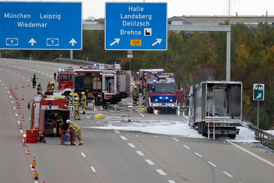 An der Abfahrt Brehna geriet der Lastwagen in Brand.