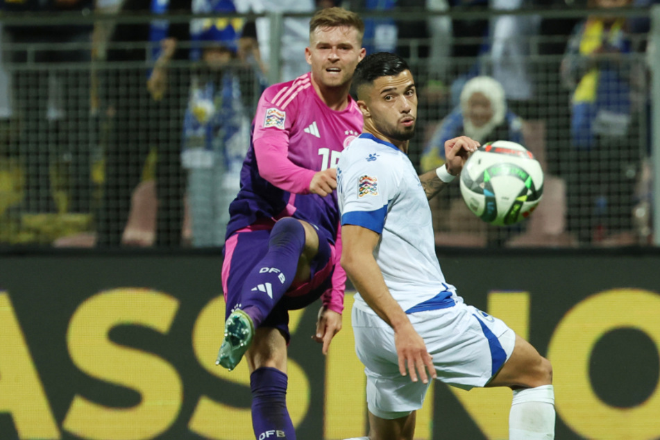 Deutschlands Maxi Mittelstädt (27, l.) hatte beim Länderspiel gegen Bosnien Herzegowina mit Jusuf Gazibegovic (24) zu tun.