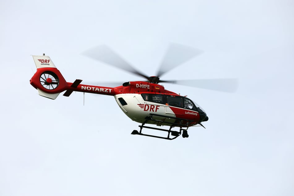 Schwer verletzt musste der 14-Jährige mit einem Rettungshubschrauber in ein Krankenhaus gebracht werden. (Symbolbild)