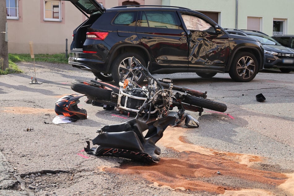 Trümmerfeld nach einem schweren Biker-Crash in Frankenberg (Landkreis Mittelsachsen): Beide Fahrzeuge wurden durch den Unfall heftig beschädigt.