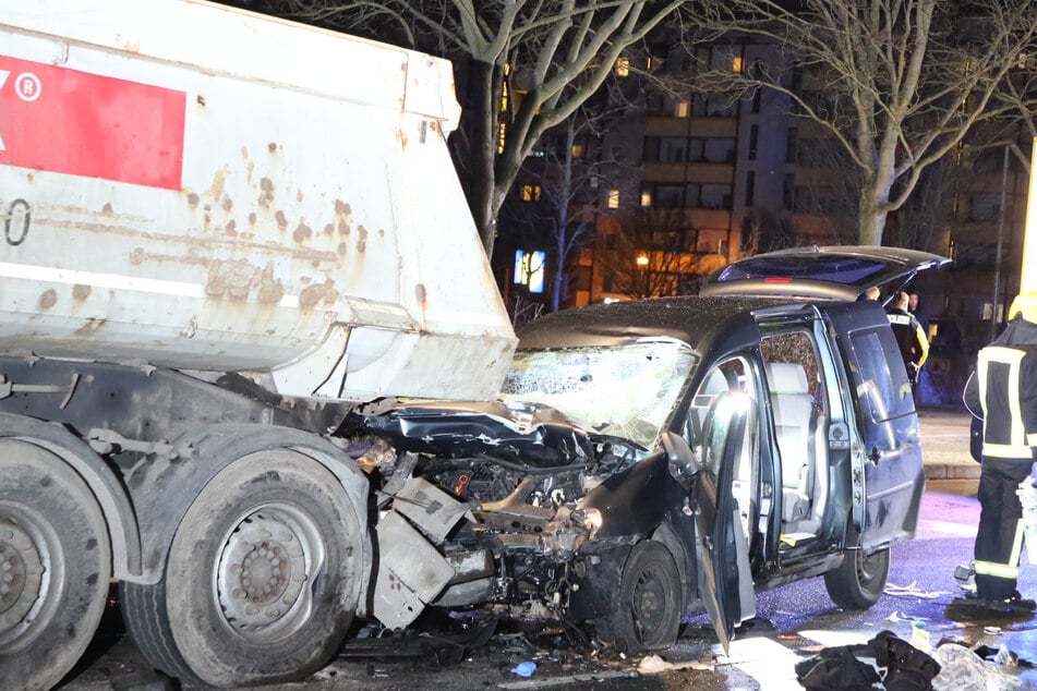 Der stark beschädigte Wagen verdeutlicht die Wucht des Aufpralls.