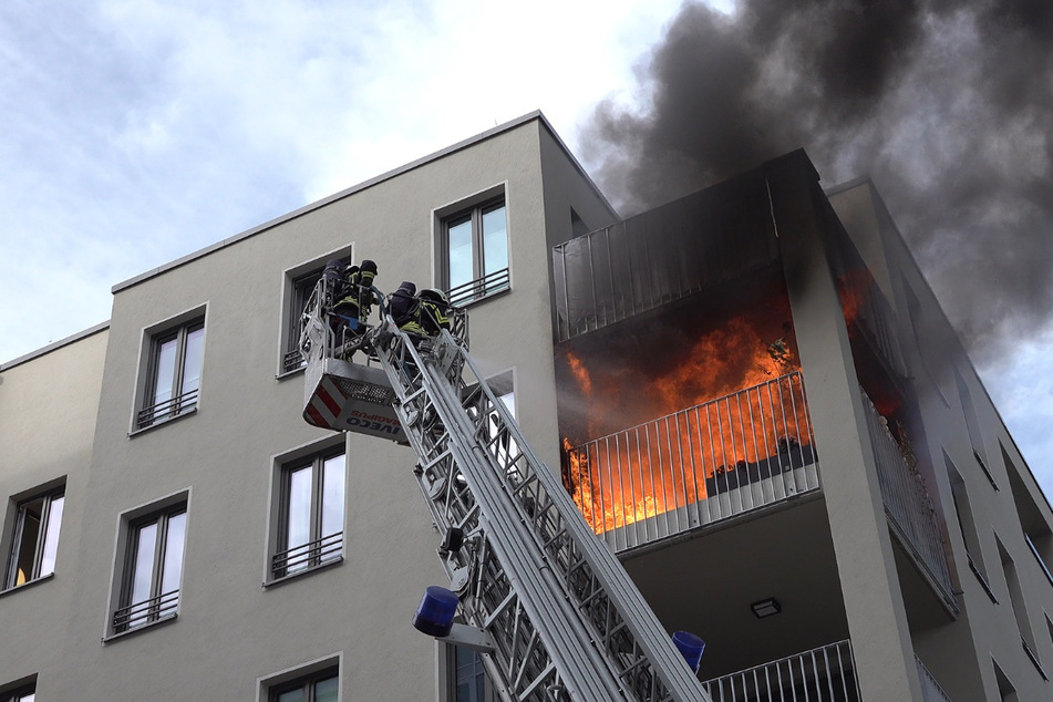Der Balkon in einem Mehrfamilienhaus in der Bernhard-Göring-Straße brannte in voller Ausdehnung.