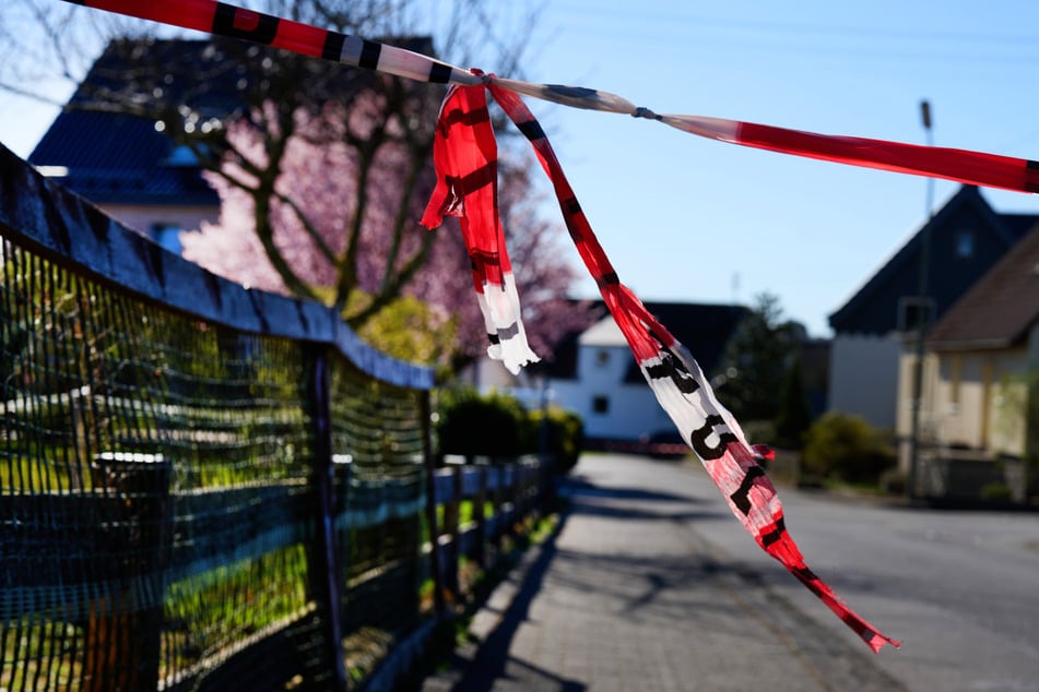 Bislang blieb die Suche nach dem 61-Jährigen mutmaßlichen Dreifachmörder trotz des Aufwands erfolglos.