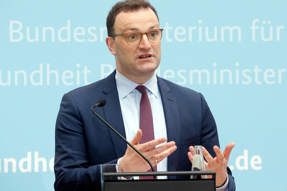 Für Geimpfte soll es laut Gesundheitsminister Jens Spahn (40, CDU) bei der Einreise keine Testpflicht mehr geben. Ärzte schlagen Alarm.