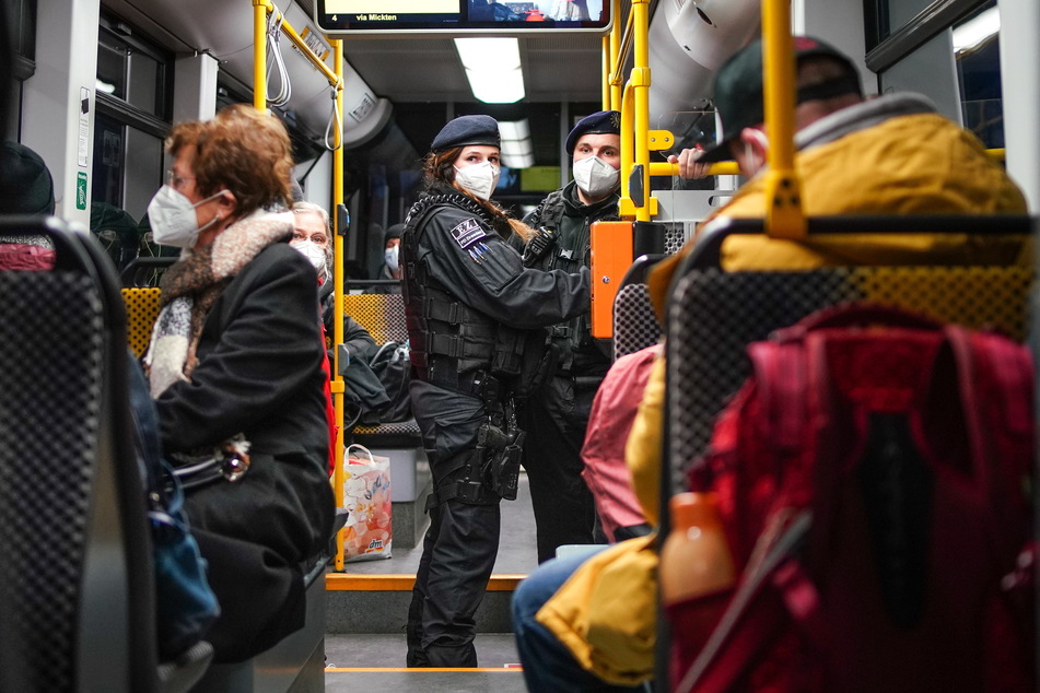 Polizist Kahl (30) und seine Kollegin schauen, ob alle Fahrgäste die richtigen Masken tragen.