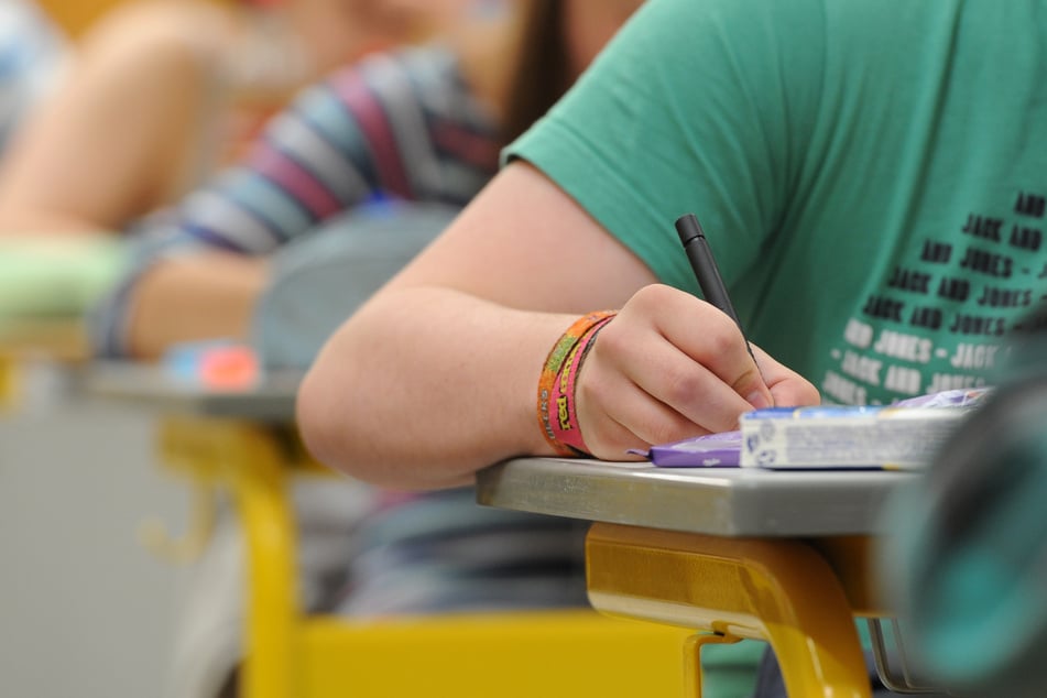 Damit Schüler und Lehrer sich in ihren Klassenräumen wieder wohlfühlen können, hat die Stadt Köln ein riesiges Investitionspaket beschlossen. (Symbolbild)