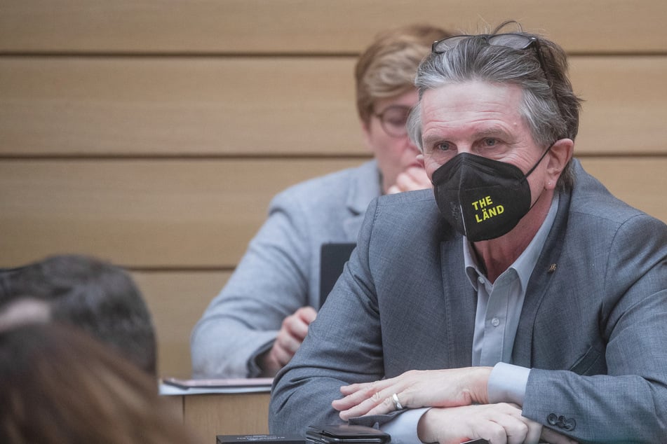 Gesundheitsminister Lucha gegen geplante Ausnahmen von Maskenpflicht