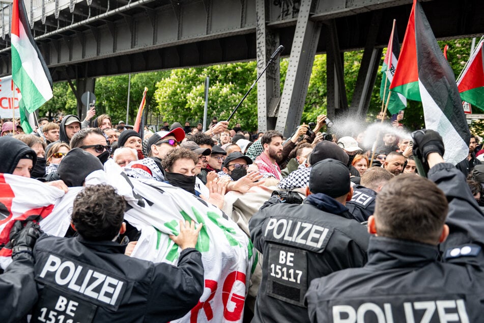 Bei der Al-Nakba-Demo geht die Polizei mit Pfefferspray dazwischen. (Archivfoto)