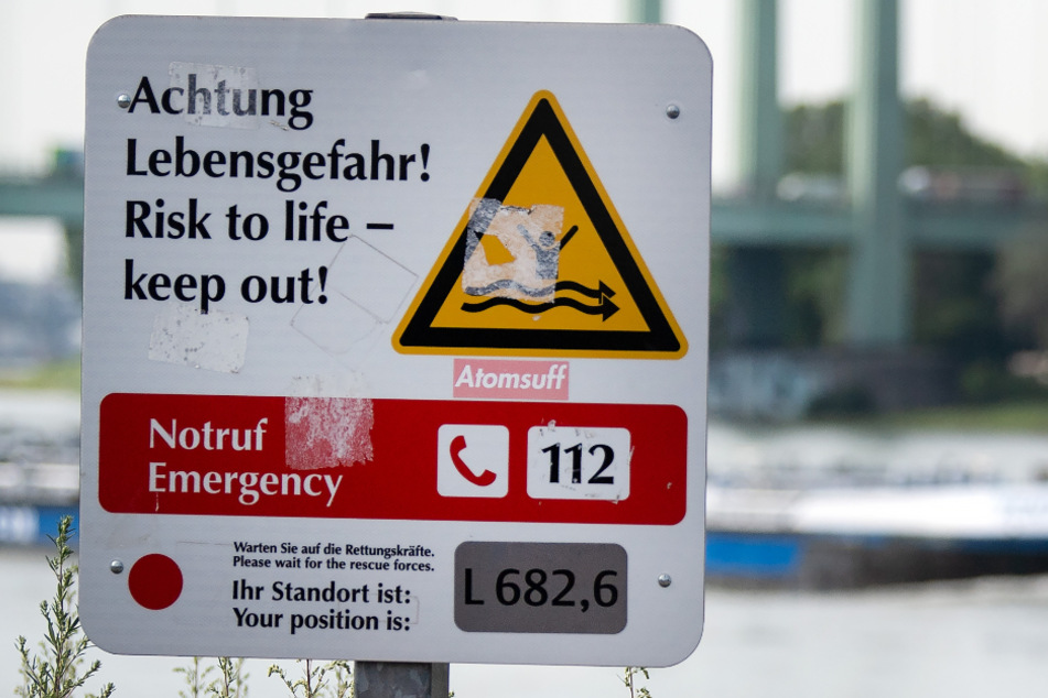 Eine Frau wurde aus dem Rhein bei Köln geborgen.