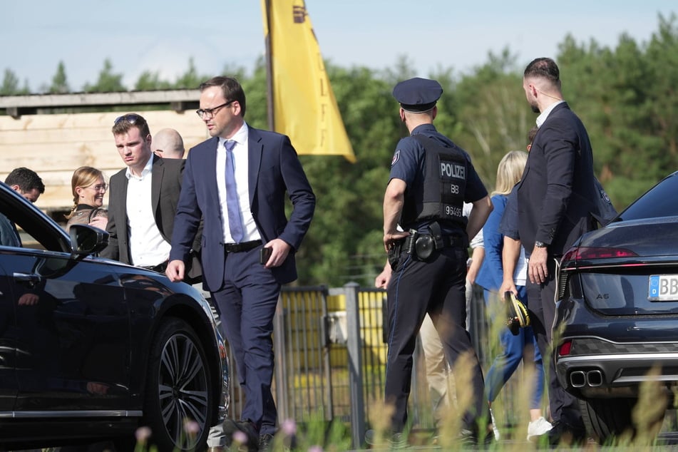 Brandenburgs Innenminister Jan Redmann (46, CDU) verschaffte sich vor Ort ein Bild von der Lage.