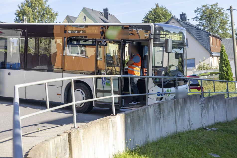 In Sehmatal (Erzgebirge) krachte ein Schulbus gegen eine Mauer. Mehrere Kinder wurden dabei leicht verletzt.