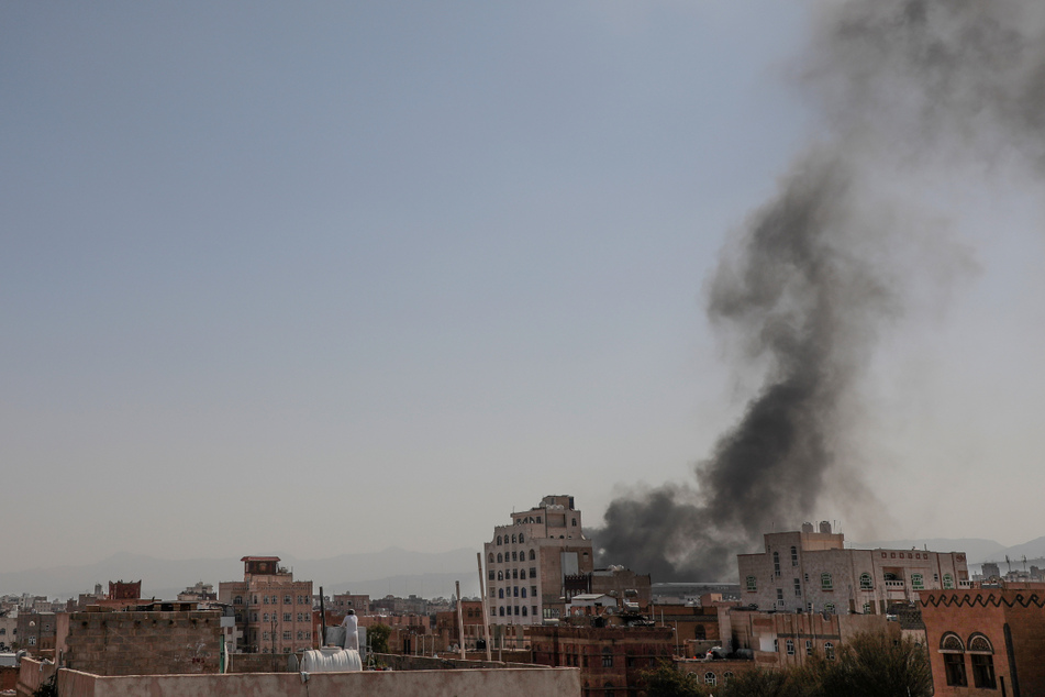 Schwarzer Rauch steigt über dem Gebäude in der jemenitischen Hauptstadt Sanaa auf.