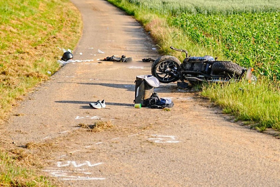 Der 49-jährige Motorradfahrer wurde bei dem Zusammenstoß lebensgefährlich verletzt und mit einem Rettungshubschrauber in ein nahegelegenes Krankenhaus geflogen.
