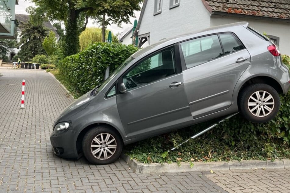 Rentnerin will nur ausparken, plötzlich landet sie schräg in Hecke