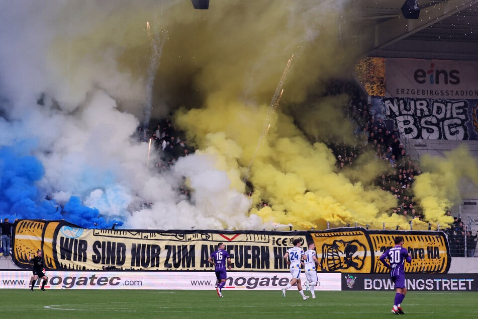 Pyrotechnik im Jena-Fanblock.