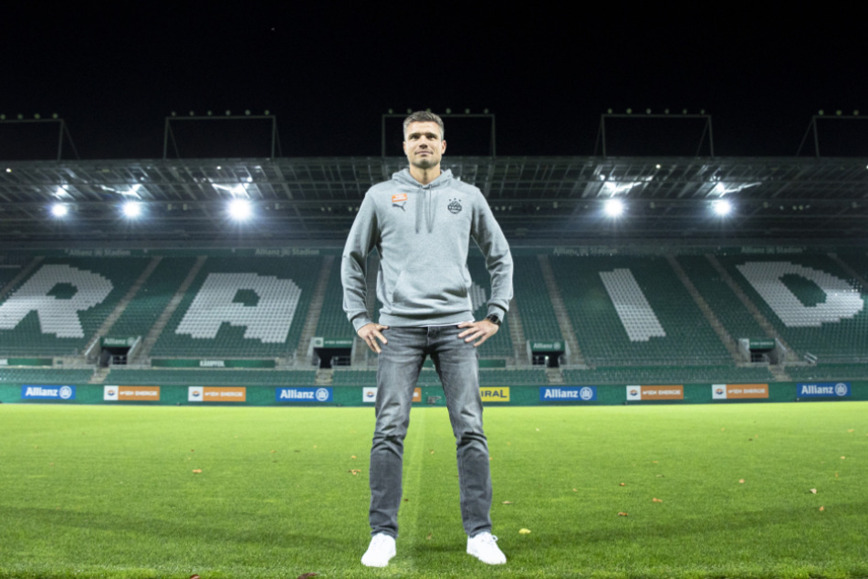 Seit November 2023 steht der ehemalige Nürnberg-Coach Robert Klauß (39) beim österreichischen Traditionsverein Rapid Wien an der Seitenlinie.
