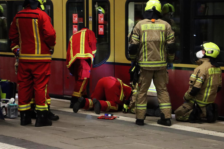 Betrunkener Mann fällt ins Gleisbett und wird von S-Bahn überfahren