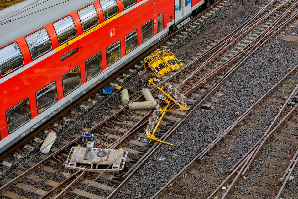 Das mit Gasflaschen beladene Arbeitsfahrzeug war wohl kurz zuvor entgleist.