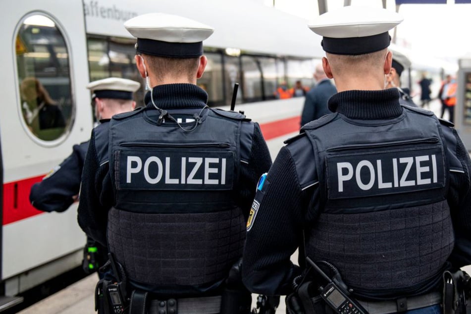 Ausraster in ICE: Schwarzfahrer bedroht Frau mit Glasscherbe und greift Polizisten an