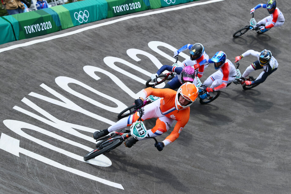 Radsport/BMX, Männer, Finale im Ariake Urban Sports Park. Vorn liegt Niek Kimmann (25) aus den Niederlanden.