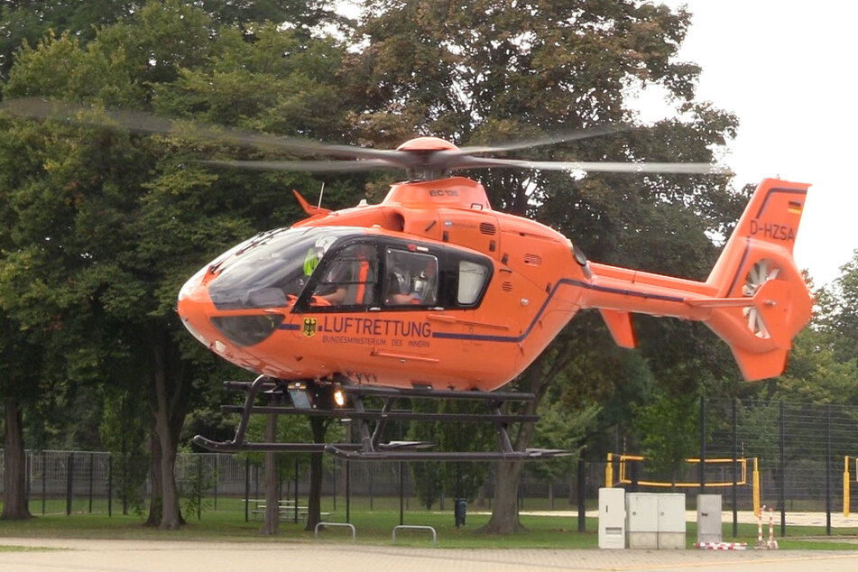 Ein Hubschrauber war nach einem Unfall zwischen einem Radfahrer und einer Straßenbahn in Düsseldorf im Einsatz.
