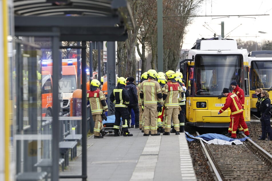 In Berlin-Lichtenberg ist am Mittwoch ein Mensch von einer Tram angefahren worden und wurde tödlich verletzt.