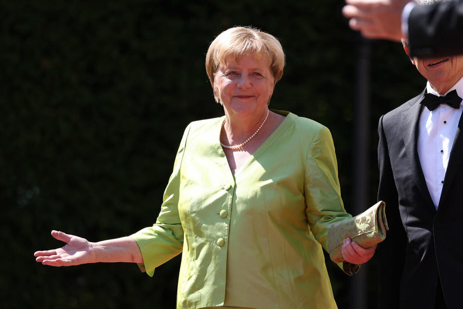 Die ehemalige Bundeskanzlerin Angela Merkel (68) traf pünktlich zu den traditionellen Bläserklängen vor dem Start ein.