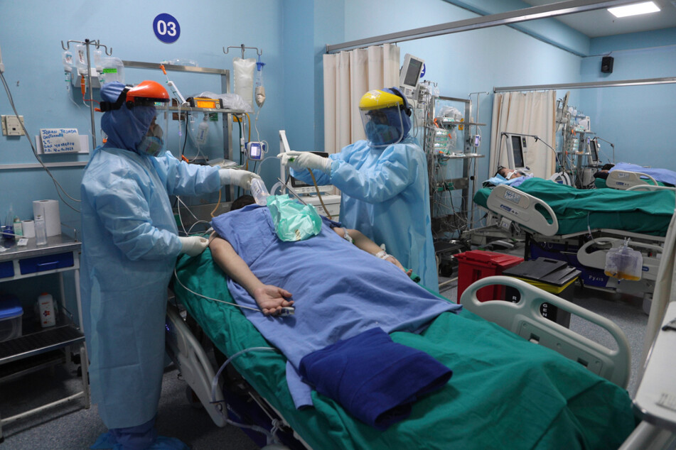 Peru, Callao: Mitarbeiter des Gesundheitswesens behandeln einen Patienten auf der Intensivstation für Covid-19 im Alberto Sabogal Krankenhaus.