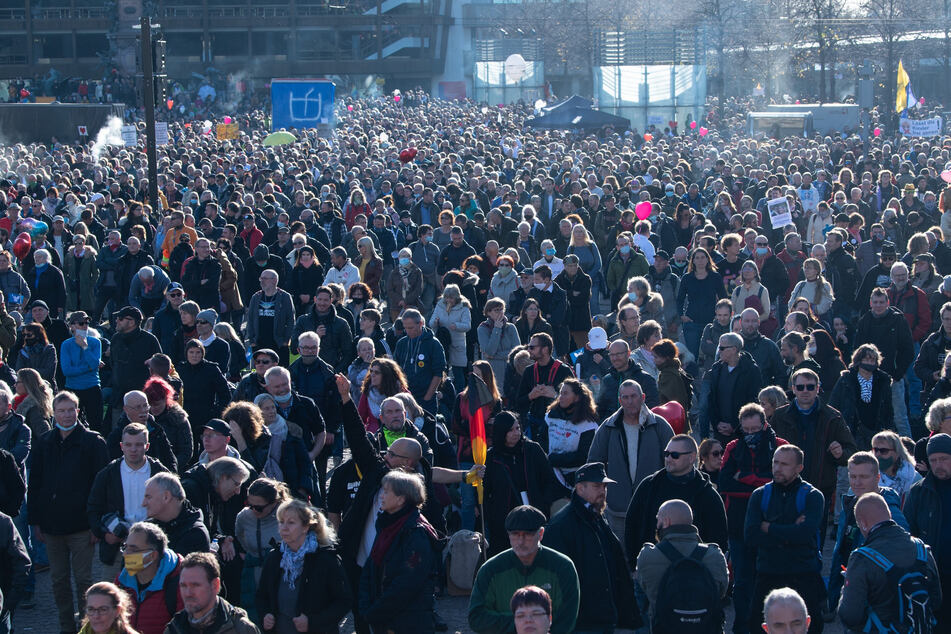 Tausende Teilnehmer kamen zu Demonstration der Stuttgarter Initiative "Querdenken" nach Leipzig, um gegen die von Bund und Ländern beschlossenen Corona-Maßnahmen zu protestieren.