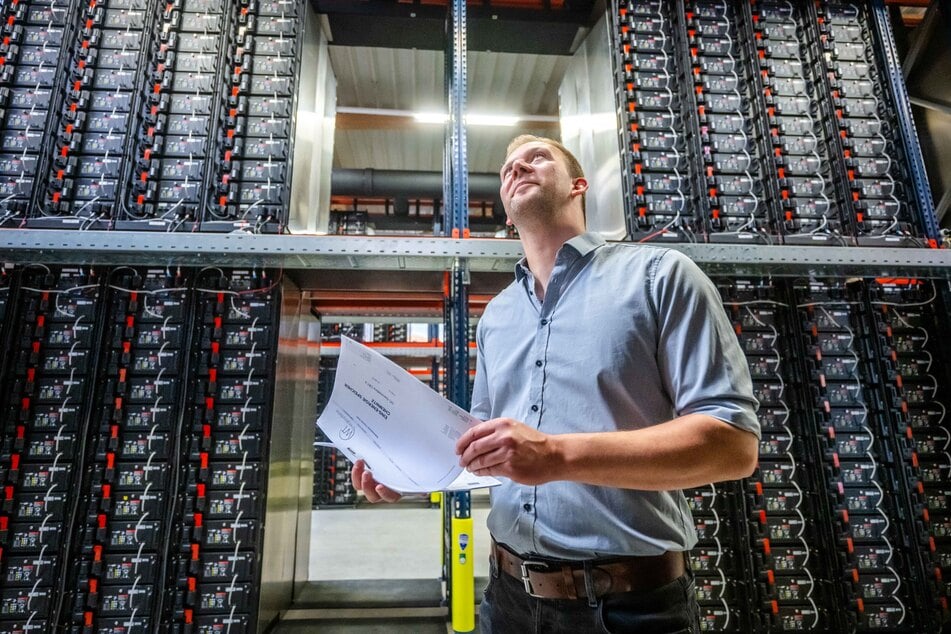 Zwischen Batteriemodulen und Zukunftsplänen: eins- Projektleiter René Kahle am bereits bestehenden Batteriespeicher am Dammweg.