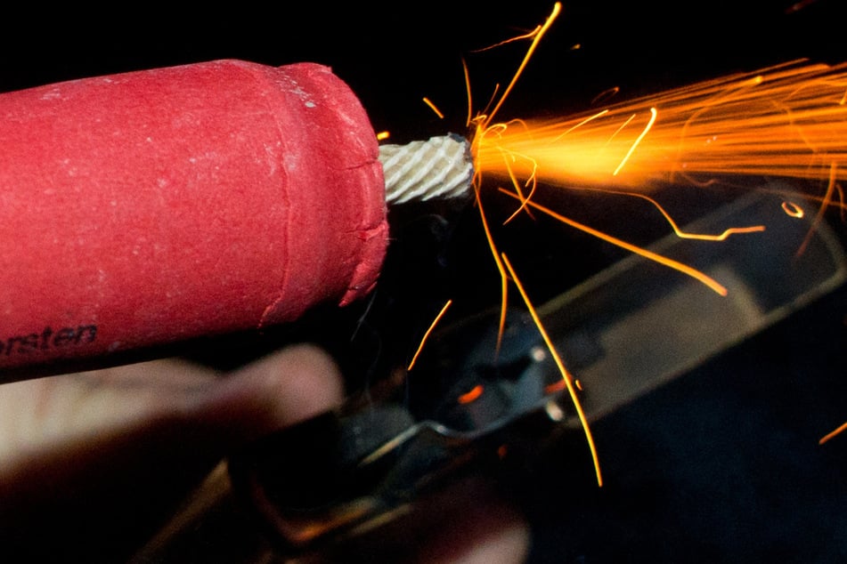 Böller in Hand explodiert: Zwei Kinder landen im Krankenhaus