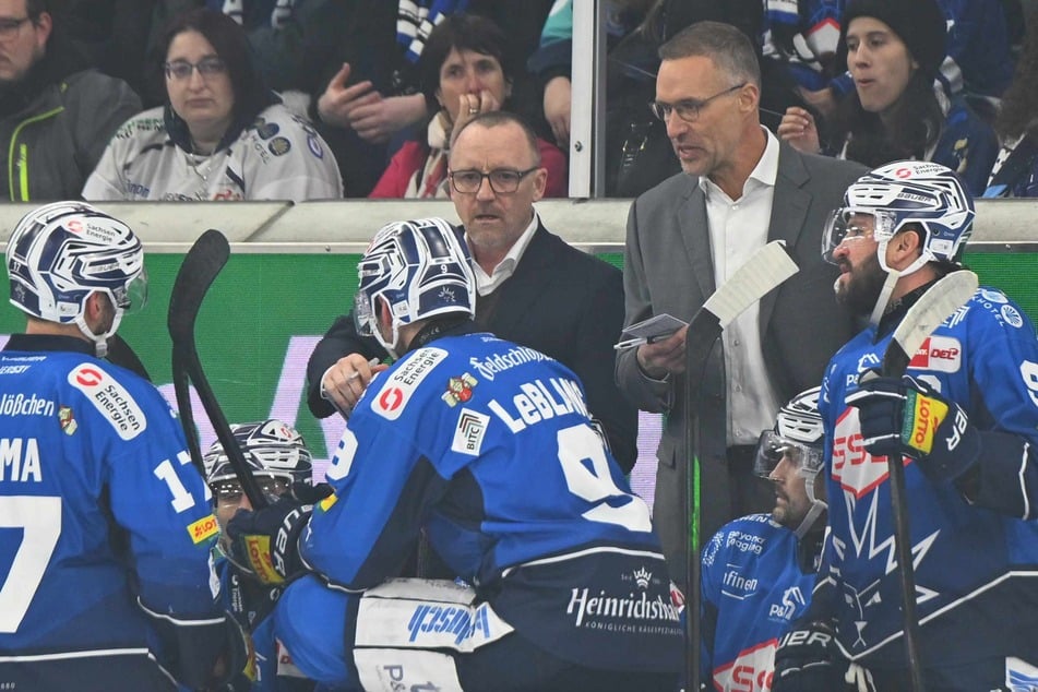 Coach Gerry Fleming (58, h., 2.v.l.) hatte sein Team gut auf den Tabellenführer eingestellt.