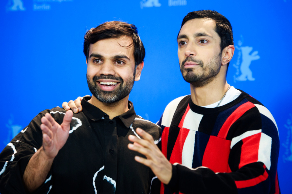 Riz Ahmed (r.) stellte am 21. Februar in Berlin gemeinsam mit Regisseur Bassam Tariq seinen neuen Film "Mogul Mowgli" vor, der am selben Tag in der Panorama-Sektion der 70. Berlinale seine Weltpremiere feierte.