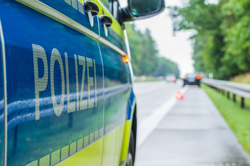 Bei einem Unfall in Oberbayern ist ein mutmaßliches Schleuserauto verunglückt. Vier Menschen landeten im Krankenhaus. (Symbolbild)