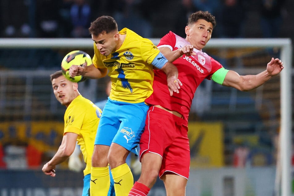 Lok gegen Greifswald - ein Bild aus der Vorsaison. Aktuell ist GFC-Kapitän Soufian Benyamina (35, r.) zum Zuschauen verdammt.