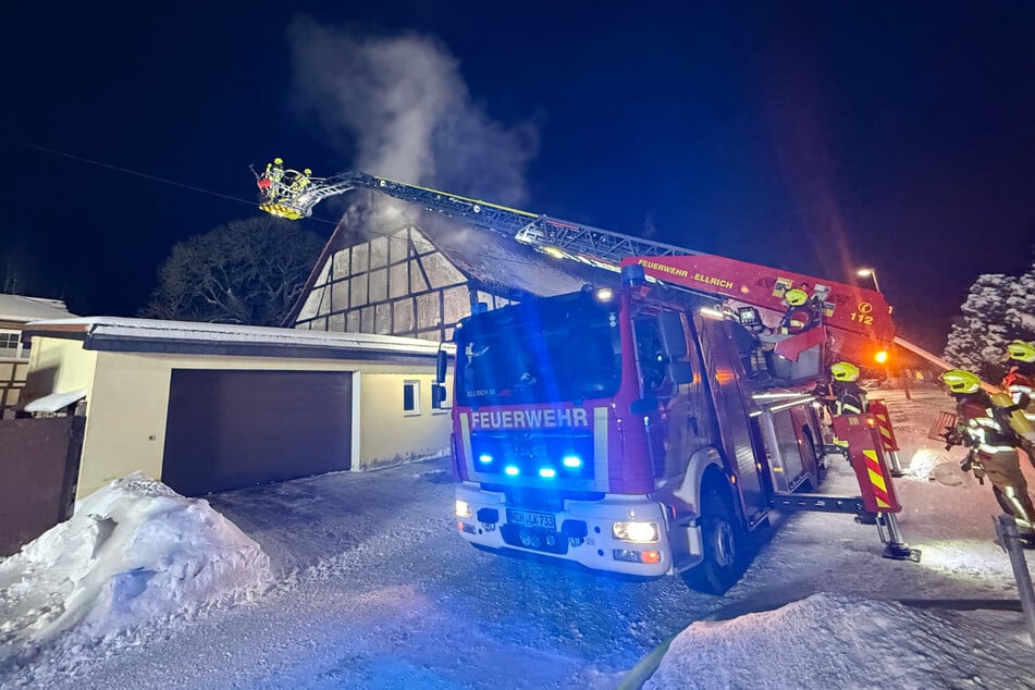 Großeinsatz der Feuerwehr: Scheune steht am Abend in Flammen