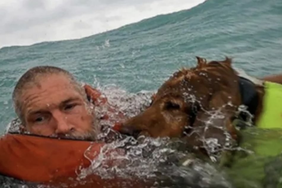 Earl Barcome (64) und sein Golden Retriever sind auf seinem Schiff gesunken.