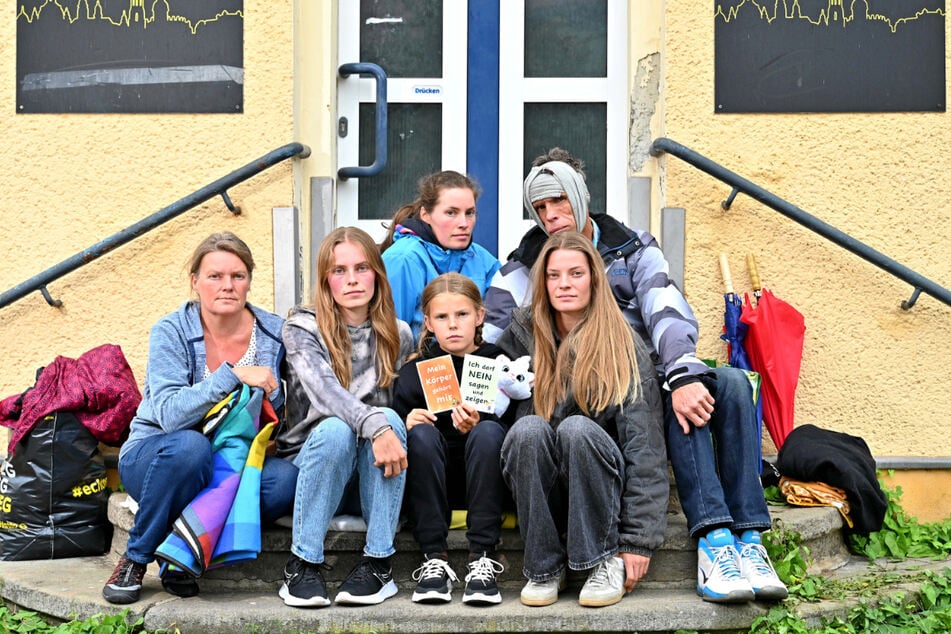 Sitzen nun wortwörtlich auf der Straße: Mama Annette Rednik mit den Töchtern Michelle (25), Jenny (27), Zarina (10) und Anna (24). Daneben der am Kopf verletzte Familienvater Michael (57).