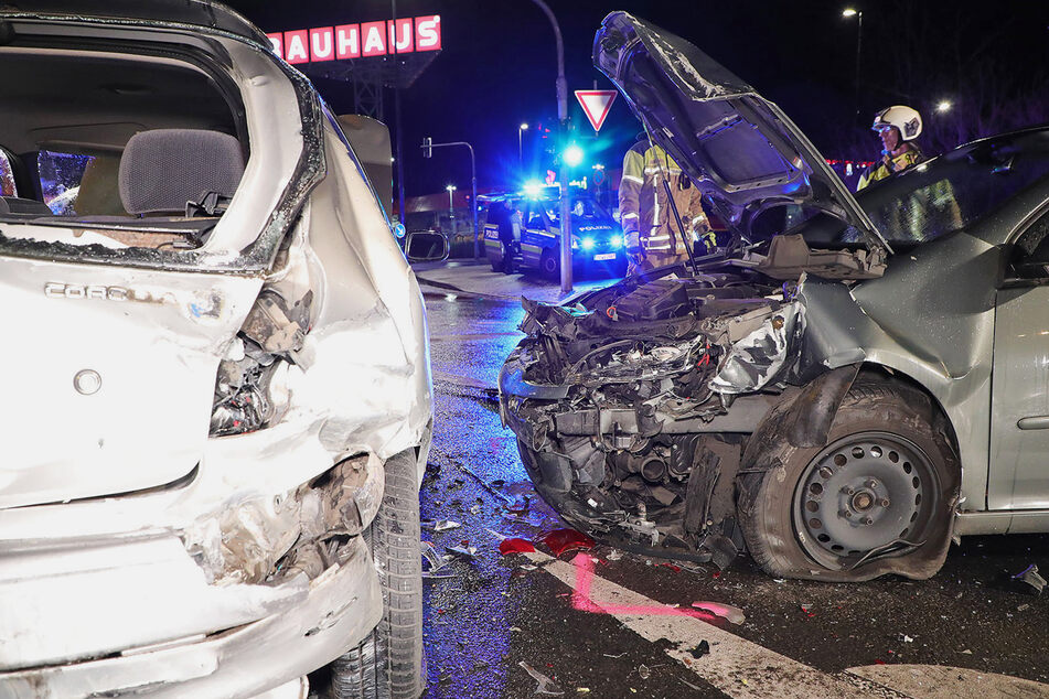 Unfall am KaufPark in Dresden: Vier Autos beschädigt, 66-Jährige