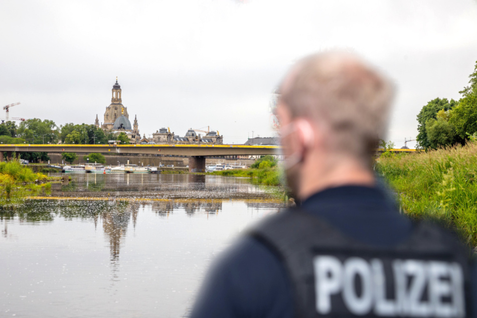 Von alarmierten Polizeibeamten wurde der Mann schließlich gestellt (Symbolbild).
