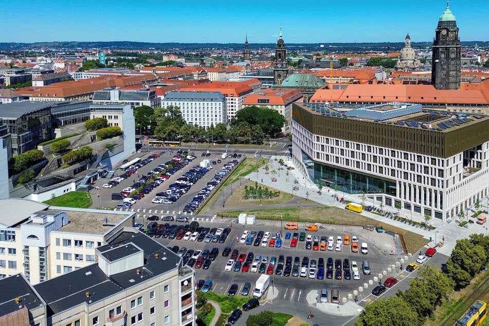 Das Stadtforum am Ferdinandplatz: Wo künftig noch zwei Gebäude gebaut werden sollen, parken aktuell noch Autos.