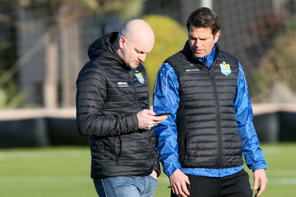Müssen immer wieder improvisieren, weil ständig Neuigkeiten über das Handy rauschen: CFC-Trainer Patrick Glöckner (r.) und Sportdirektor Armin Causevic.