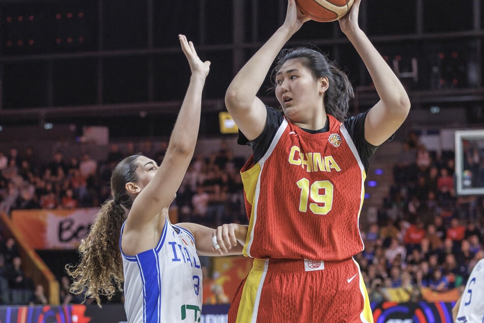 Zhang Ziyu (19) lässt andere Basketballerinnen klein aussehen.