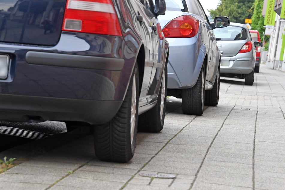 Nur etwa ein Drittel aller befragten Städte in Deutschland gaben an, Gehwegparker grundsätzlich nicht zu dulden. (Symbolbild)