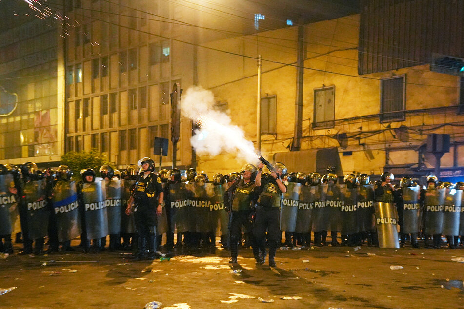 Um die Demonstranten zurückzudrängen, setzt die Polizei Tränengas-Geschosse ein.