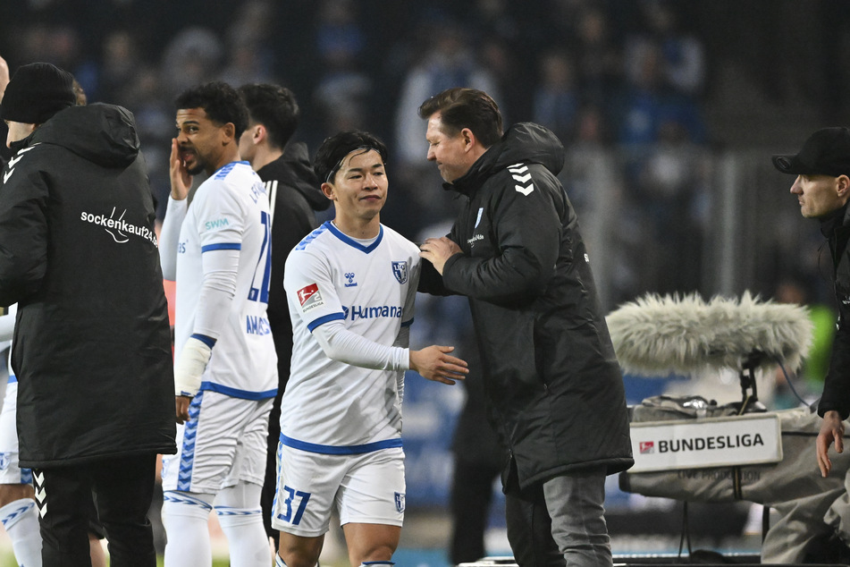 Holte sich nach seiner Auswechslung das mehr als verdiente Lob bei seinem Trainer ab. Tatsuya Ito (26, 4. v.l.) zeigte gegen Schalke eine starke Leistung. Ob Christian Titz (52, r.) noch einmal auf ihn verzichten kann?