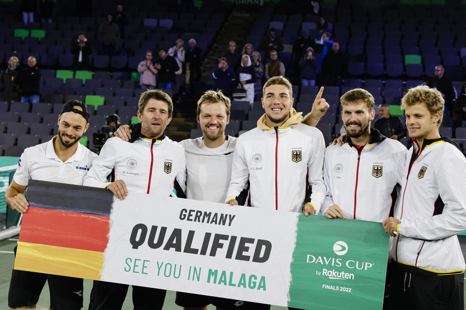 Das deutsche Davis-Cup-Team freut sich über den Einzug ins Viertelfinale (v.l.n.r.): Tim Pütz (34), Team-Kapitän Michael Kohlmann (48), Kevin Krawietz (30), Jan-Lennard Struff (32), Oscar Otte (29) und Yannick Hanfmann (30).