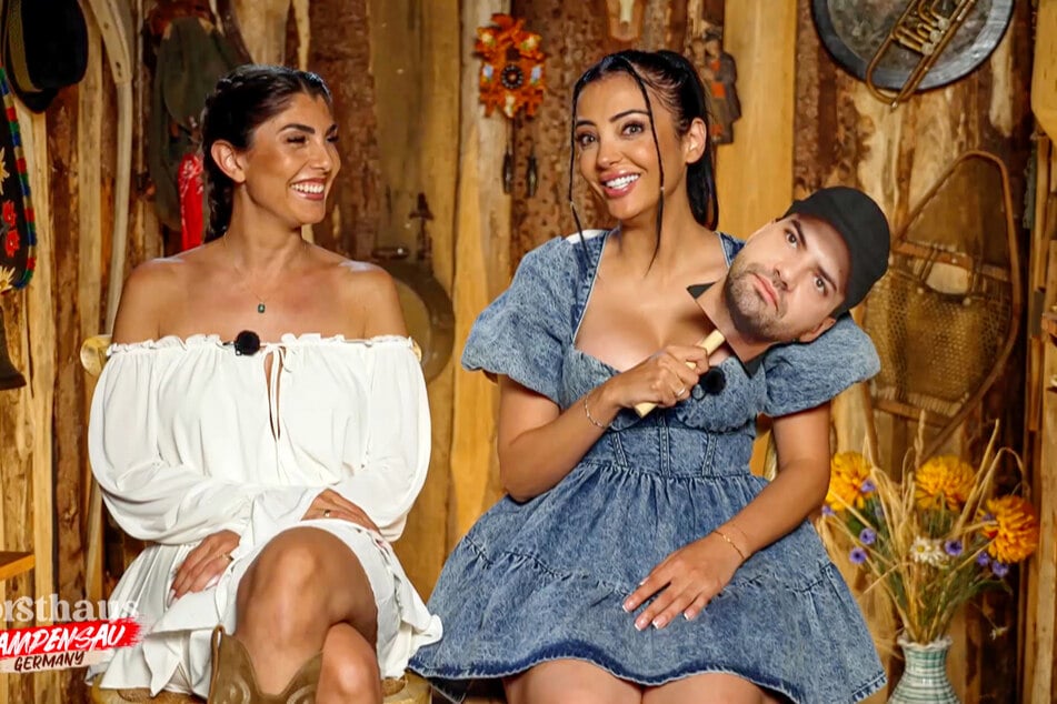 Yeliz Koc (32, l.) wird im Forsthaus von ihrer Freundin Dilara Kruse (33) unterstützt.