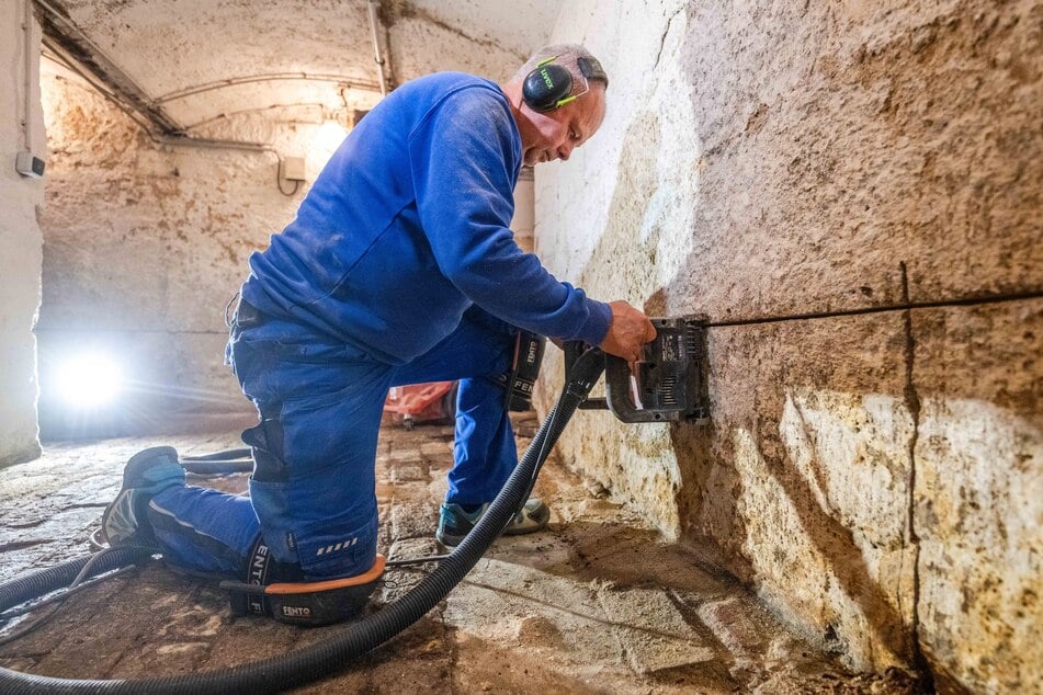 Die elektrischen Leitungen verschwinden in schmalen Schlitzen.